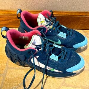 Nike Big Kids’ Giannis Immortality 2 SE Basketball Shoes